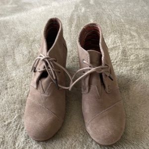 Toms light tan wedge bootie 8 wide
